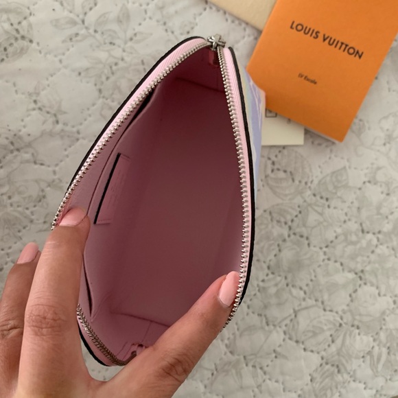 Louis Vuitton Cosmetic Pouch - Picture 6 of 13